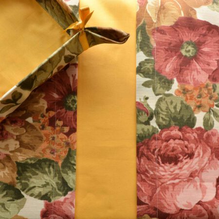 подложки на цветя, панер за хляб и жълта покривка