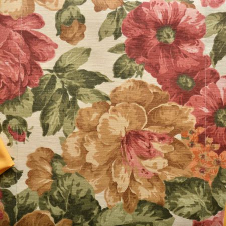 жълта покривка и салфетка, подложка за сервиране на жълти рози