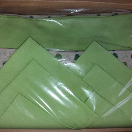 Комплект зелини покривка и салфетки и подложки за сервиране и тишлайфер на зелени сърца, опаковани в плик