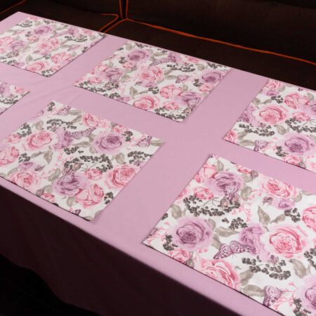 Лилава покривка аранжирана с шест подложки за сервиране на рози в същите тонове