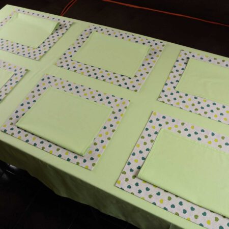 Зелена покривка, шест зелени салфетки и шест подложки за сервиране на зелени сърца