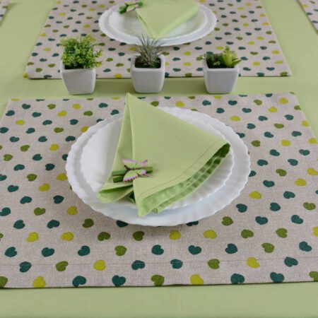 маса със зелена покривка и зелена салфетка