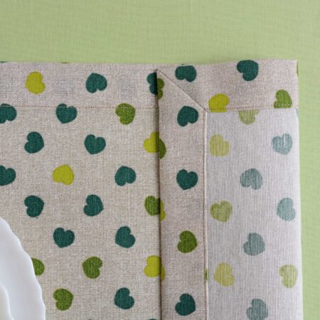 обратна страна и завършване на ъгъл на подложка за сервиране на зелени сърца