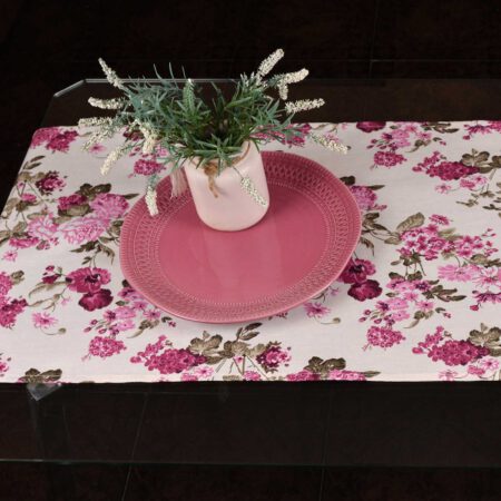 Тишлайфер с десен на пролетни цветя, аранжиран с чиния и ваза