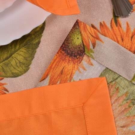 Обратна страна и оформяне на ъгъл на оранжева покривка и рънър със слънчогледи