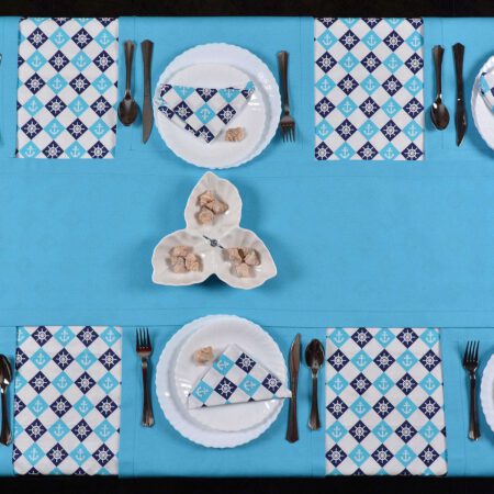 Маса сервирана за до 8 човека с покривка, тишлайфер и индивидуални подложки и салфетки