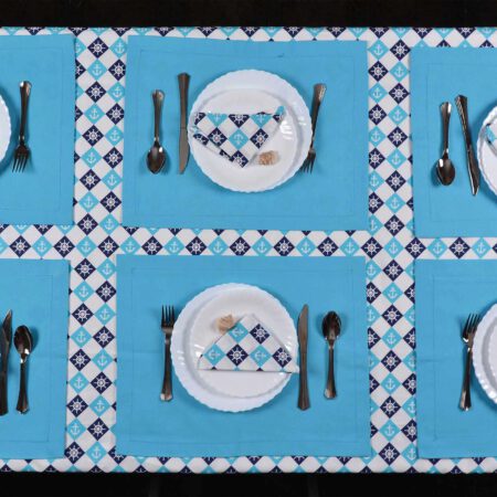Маса аранжирана за шест души с комплект плривка, салфетки и подложки в син цвят,
