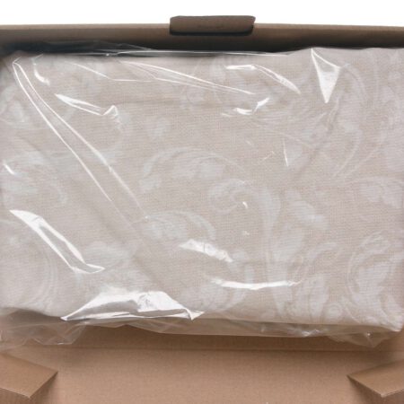 Жакардова покривка в цвят екрю, сгъната и опакована в найлонов плик и подаръчна кутия