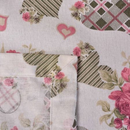 Обратна страна и оформяне на ъгъл на покривка за маса в разцветка на сърца и рози