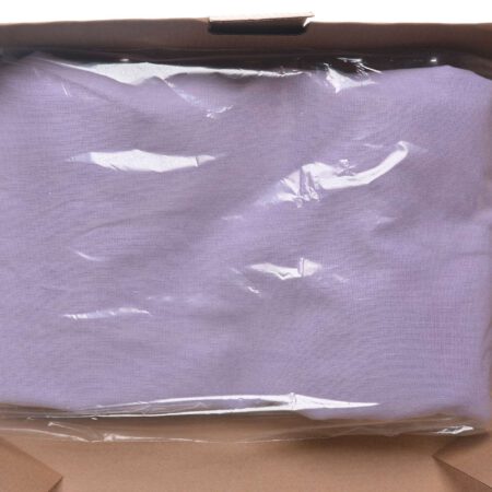 Лилава памучна покривка пакетирана в найлонов плик и малка картонена кутия