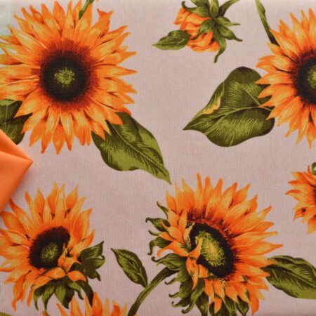 Маса аранжирана с пкривка и салфетка в оранжево и тишлайфер със слънчогледи на по-светла основа