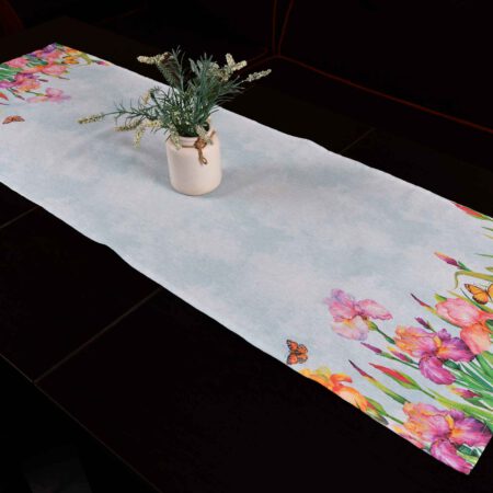 Маса декорирана със син тишлайфер с ириси и ваза с цветя