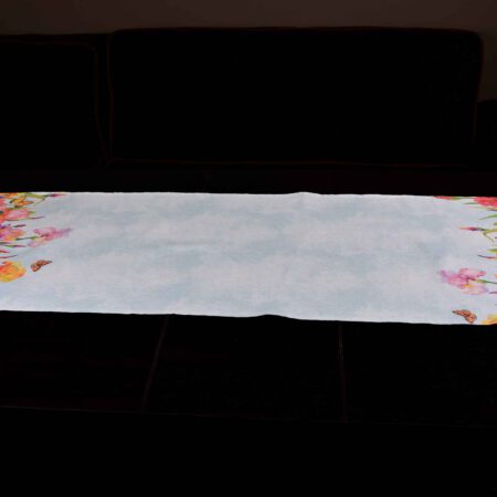 Маса декорирана с рънър в десен на перуники