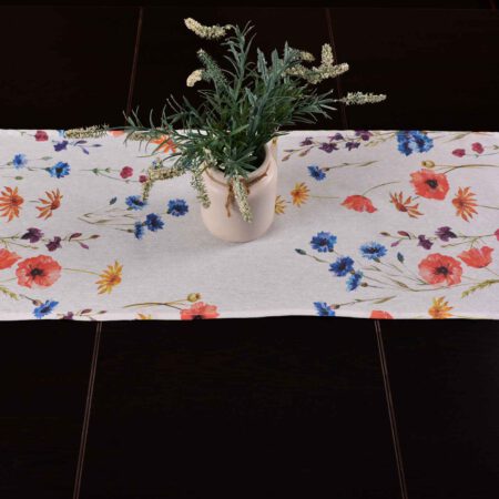 Маса декорирана с тишлайфер с полски цветя и ваза