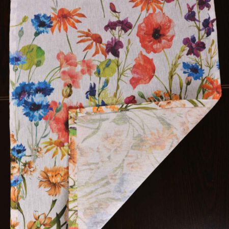 обратна страна и тесен подгъв на тишлайфер с полски цветя