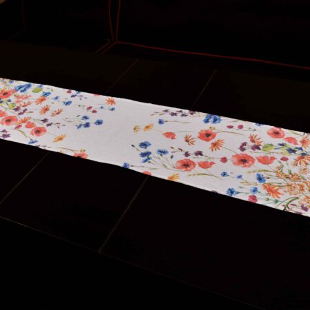 Маса аранжиеана с рънър в десен с макове