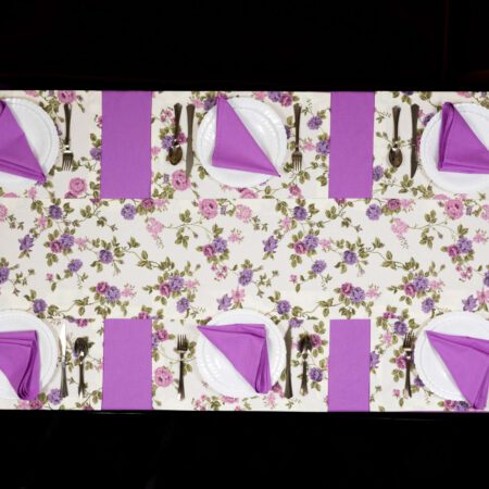 Празнична маса, аранжирана в лилаво