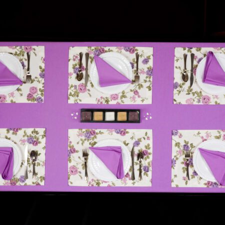 платнени салфетки във виолетово, чинии и прибори