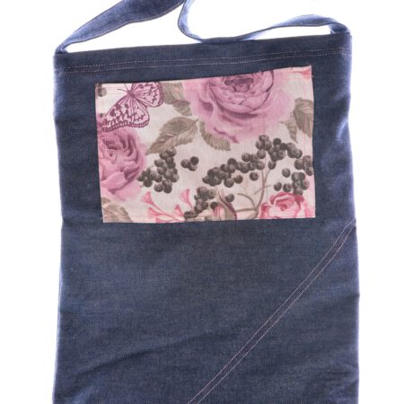 задна част на чанта от деним с рози