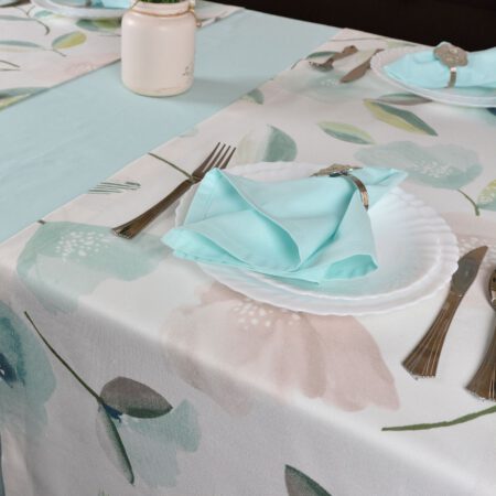 декорация за маса с лавандула, чиния и прибори