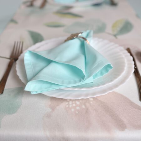 детайл от салфетка в цвят мента, рънър и пръстен за салфетка