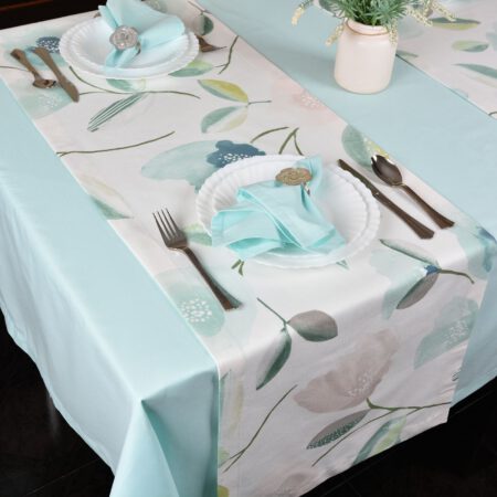 Маса аранжирана с ментова покривка и подложки на цветя