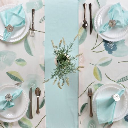 Маса аранжирана за четирима с комплект с ментови цветя