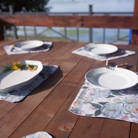 Закуска край река с маса, подложки за хранене и порцеланов сервиз