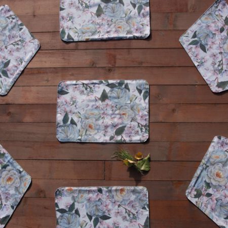 Овална маса с подложки за хранене в синьо, снимана отгоре