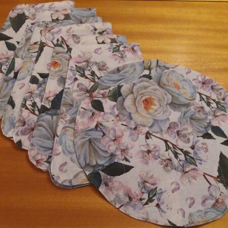 Шест трапецовидни и една кръгла подложки за сервиране в светлосини тонове