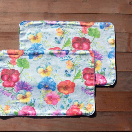 комплект от две подложки за хранене от лицевата страна с шарка теменужки