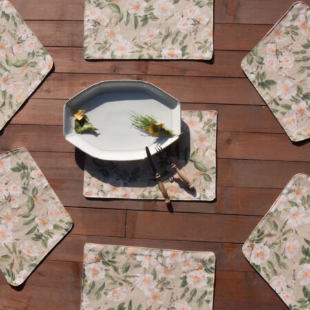 Елипсовидна маса аранжирана с правоъгълни и трапецовидни подложки за хранене