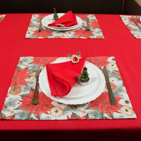празнична маса в червено и коледни подложки за хранене