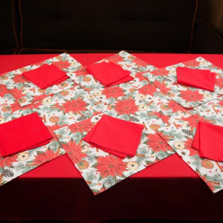 Червена покривка, червени салфетки, коледен рънър, коледни подложки за хранене