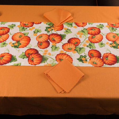 оранжева покривка, оранжеви салфетки и тишлайфер с тикви