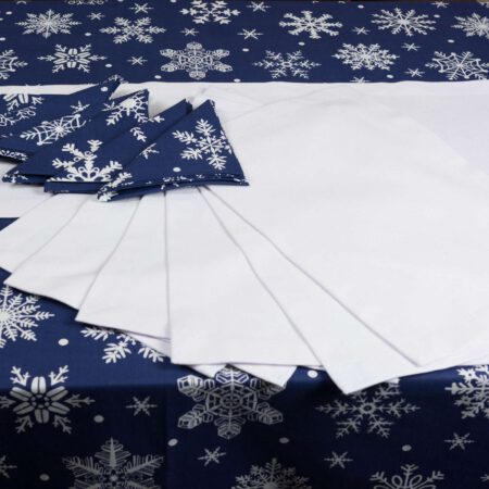 бял тишлайфер, бели подложки за хранене, синя покривка за маса, сини салфетки