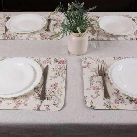 маса аранжирана с четири подложки за хранене в сиво и розово