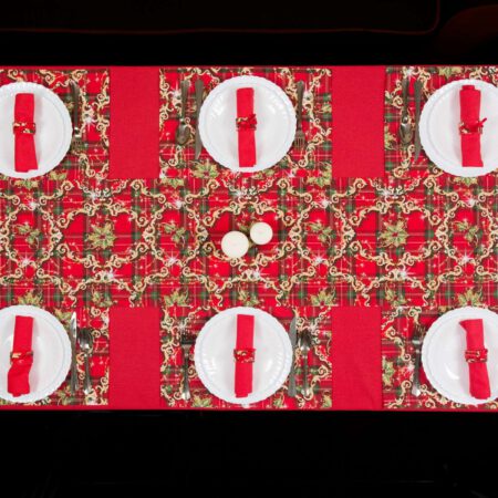 изглед отгоре на коледна маса в червено