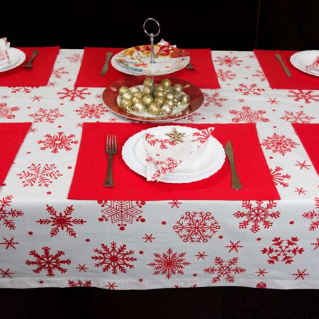 покривка за маса на червени снежинки