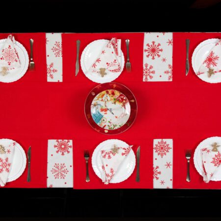 Аранжиране на маса за коледа с червена покривка