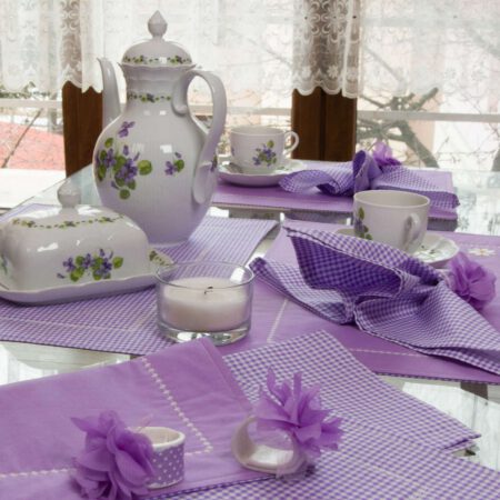 Време за кафе в лилааво и порцеланов сервиз с теменужки