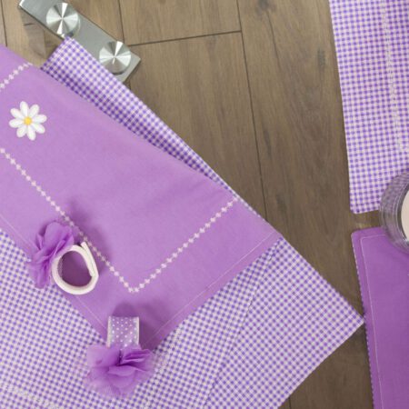 подложка за сервиране в лилаво каре, рингове за салфетки с лилаво цвете и свещ