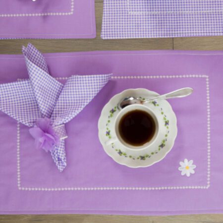 чашка кафе с красива лилава салфетка и лилава покривка