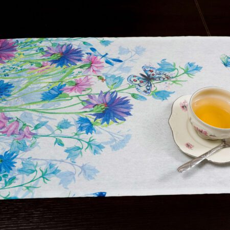 Маса с рънър и красива чаша чай