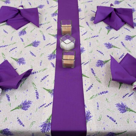 комплект за маса в лилаво и декорация със свещи