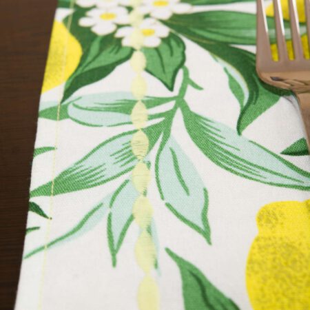 украса с бродерия на подложка за сервиране в жълто