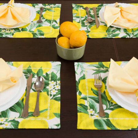 маса сервирана с комплект с жълти лимони