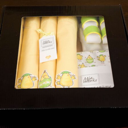 Красива кутия с великденски комплект за маса за четири души