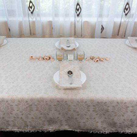 Маса с ленена жакардова покривка с брюкселска дантела, чинии, прибори и декорация свещи
