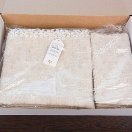 Ленена покривка за маса и ленени салфетки опаковани в кутия и плик